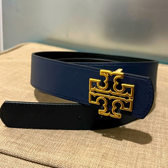 Tory Burch Reversible Britten Logo Belt in Pebbled Black & Navy, Gold Buckle - Picture 5 of 5